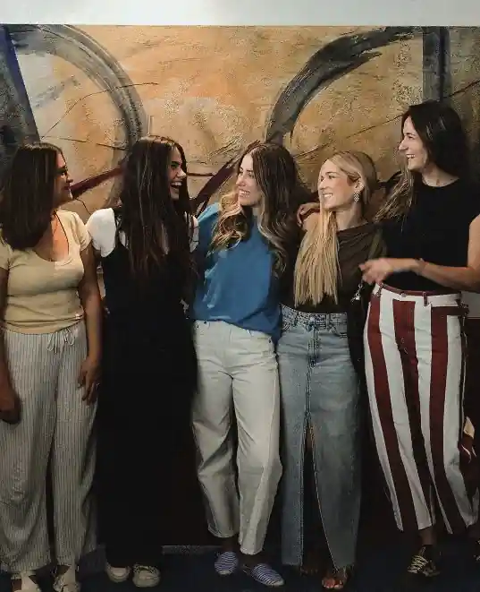 Un grupo de chicas de Faro, abrazadas y riendo
